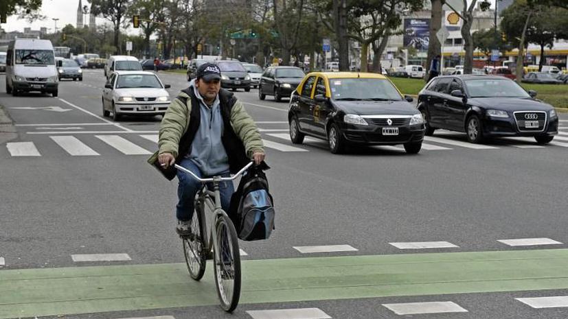 Правительство обязало водителей уступать дорогу велосипедистам