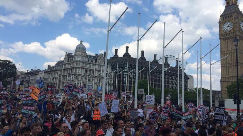 В Лондоне тысячи демонстрантов проводят акцию против политики правительства