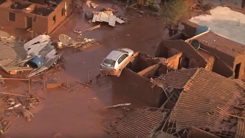 Из-за прорыва дамбы в Бразилии целый город оказался под водой, по меньшей мере 17 человек погибли