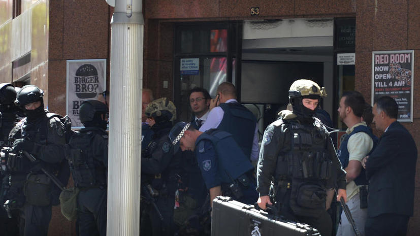 В центре Сиднея террорист с исламским флагом захватил десятки заложников — хроника событий