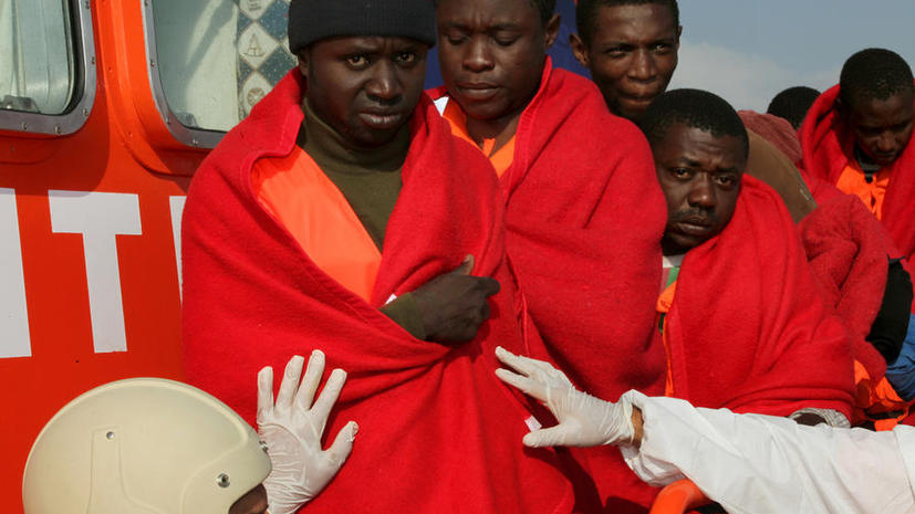 Десятки африканских мигрантов гибнут в море, пытаясь добраться до берегов Италии