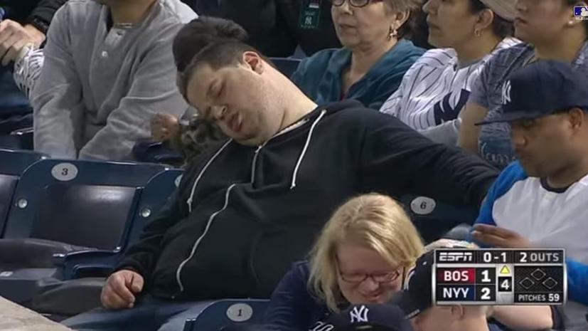 ​Бейсбольный болельщик подал в суд на телеканал, показавший его спящим во время матча