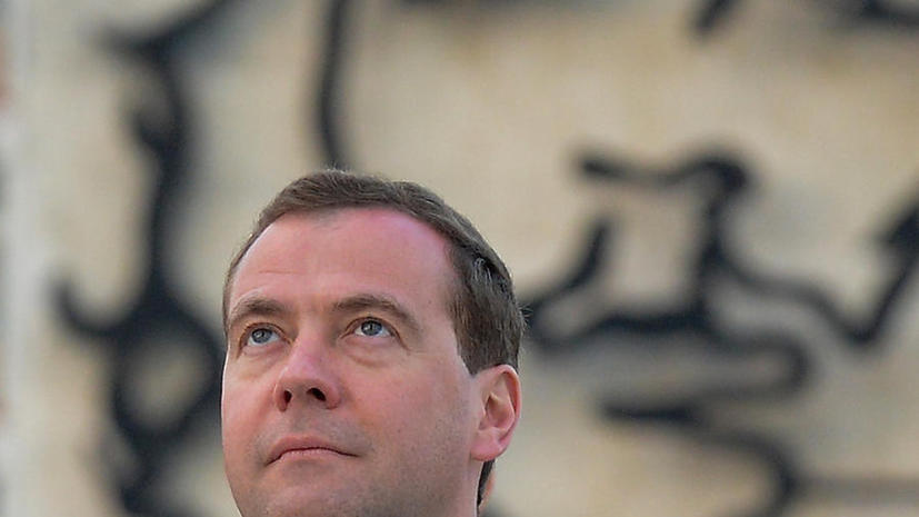 Медведев: У меня к Суркову претензий нет, уйти в отставку – это его выбор