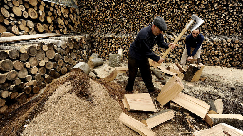 Экономический кризис вынудил греков отапливать свои дома дровами