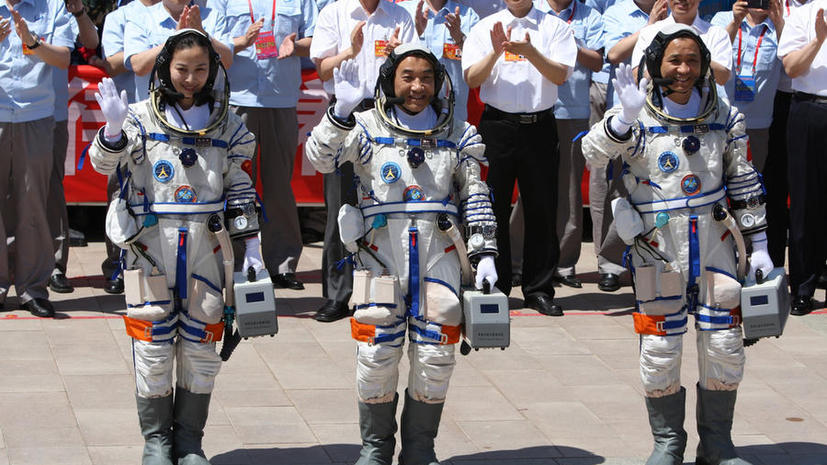 Экипаж китайского космического корабля вернулся на Землю после 15-дневного полёта