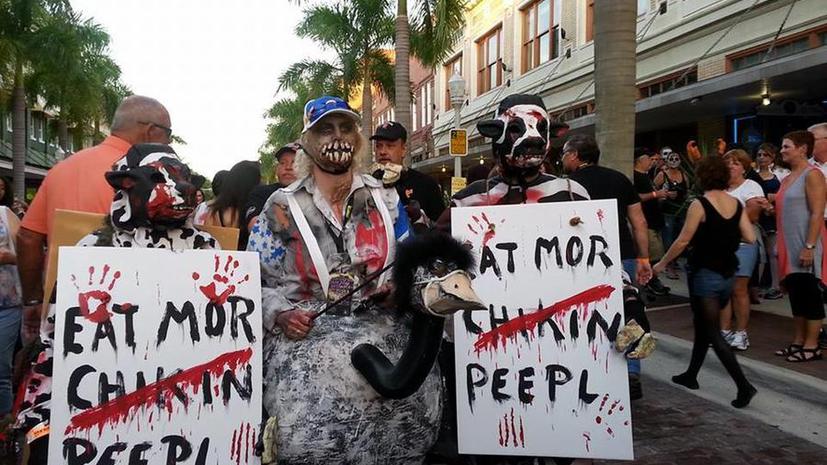 Кадры с зомби-фестиваля в США, где в результате стрельбы погиб человек