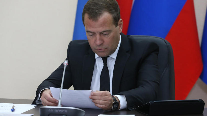 Дмитрий Медведев внёс изменения в правила движения грузовиков и маршруток