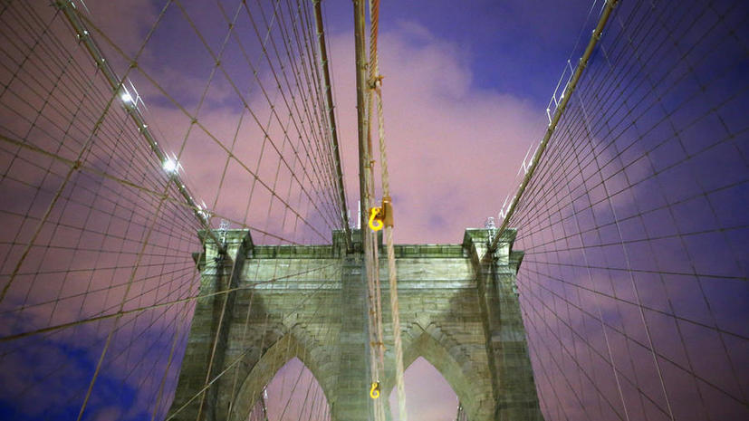 Несостоявшийся самоубийца на полтора часа парализовал движение по Бруклинскому мосту