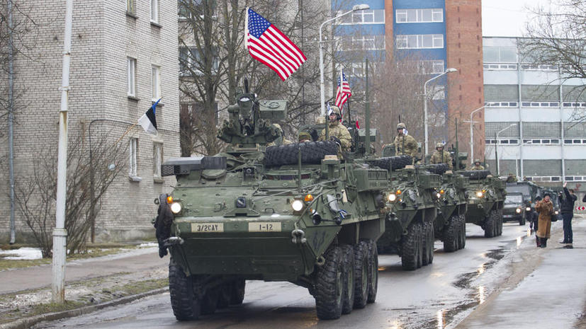 Американские БТР приняли участие в параде в 300 метрах от границы с Россией