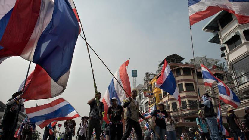Семь человек получили ранения в результате обстрела лагеря оппозиции в центре Бангкока