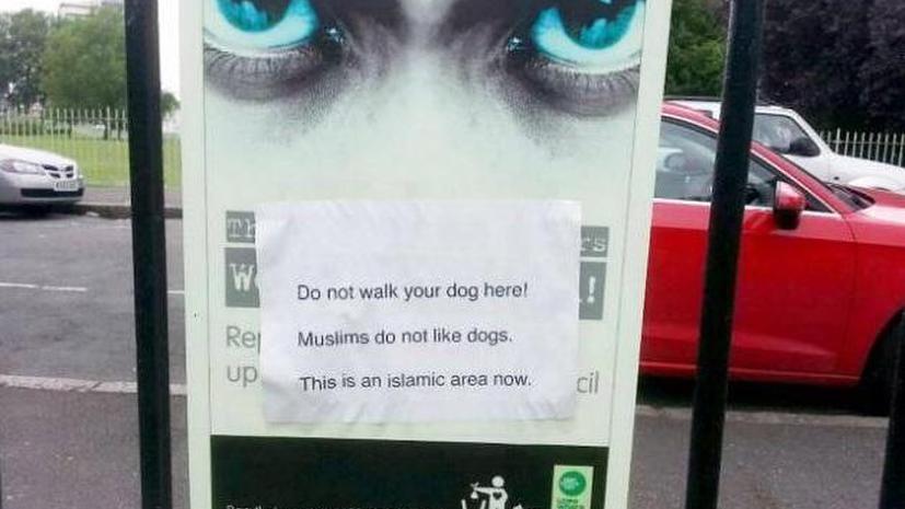 В лондонском парке появился знак, запрещающий выгул собак в мусульманской зоне