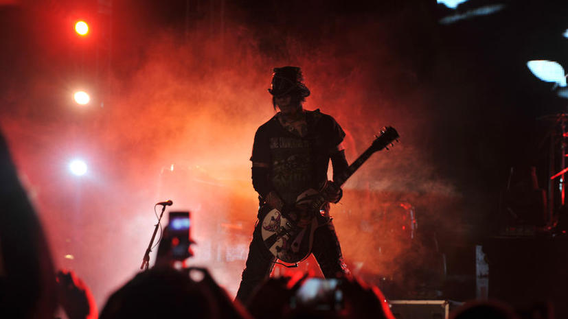 Полиция Лас-Вегаса позволила гитаристу Guns N' Roses покатать свою возлюбленную на ведомственном вертолёте