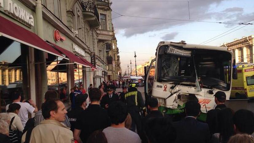 Пассажирский автобус выехал на тротуар на Невском проспекте, пострадали более 20 человек