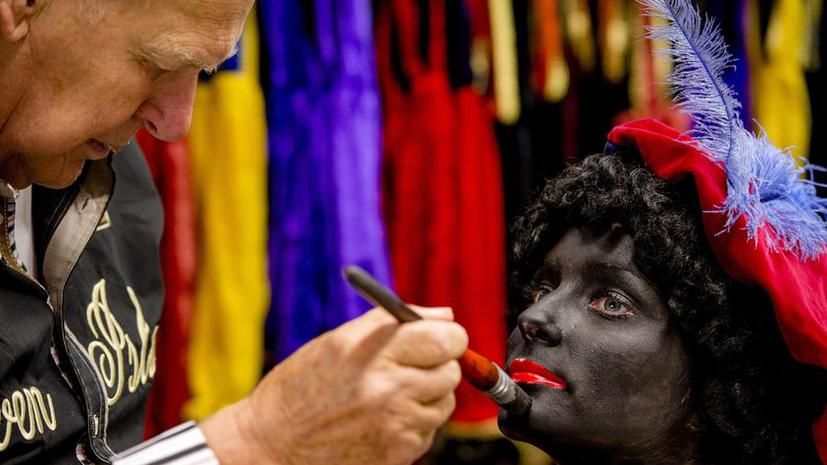 В Голландии традиционного помощника Санта Клауса Чёрного Пита посчитали расистским персонажем