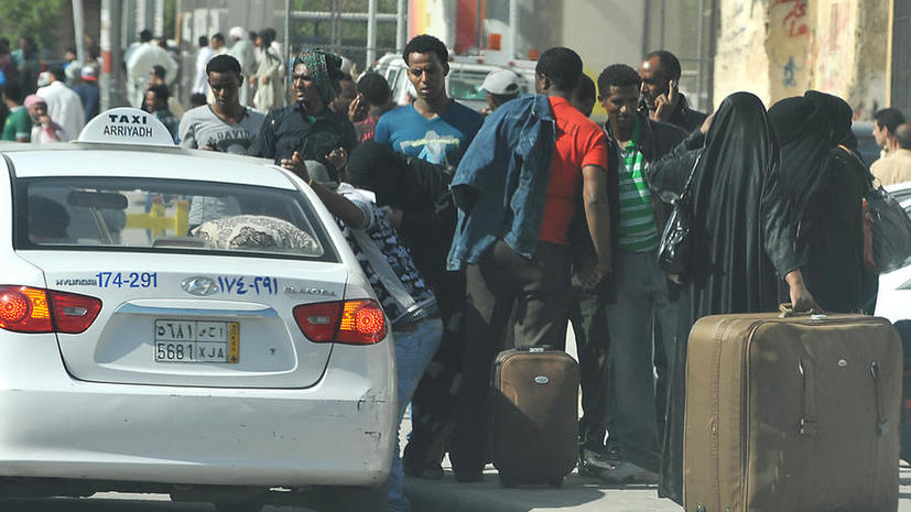 Два человека погибли в столкновениях нелегальных рабочих с полицией в столице Саудовской Аравии, более 500 задержаны