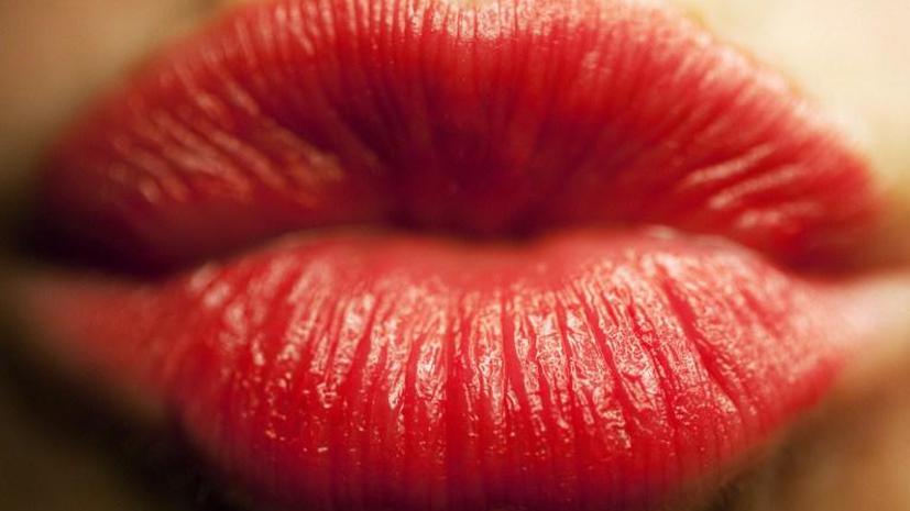 Стюардессам Turkish Airlines запретили красить губы красной помадой