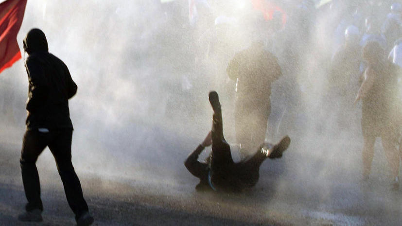 Стамбульские полицейские разогнали студенческий протест водомётами и газом