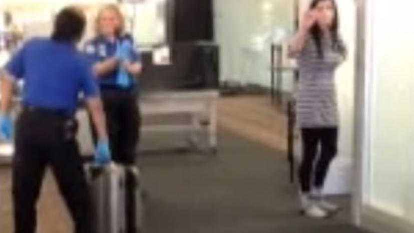 Журналистку в США подвергли унизительному досмотру в аэропорту