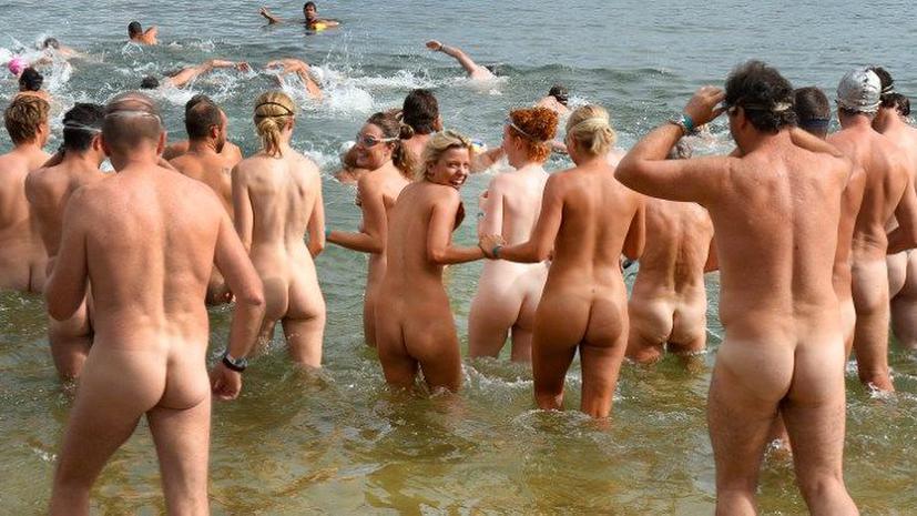 В Австралии прошел благотворительный «голый заплыв»