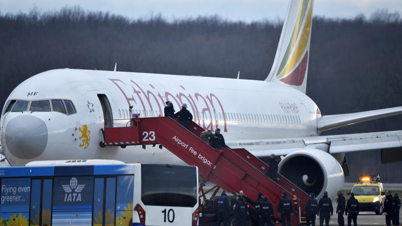 Полиция Женевы: Воздушный пират, совершивший попытку угона самолёта, обезврежен, пассажиры покинули борт