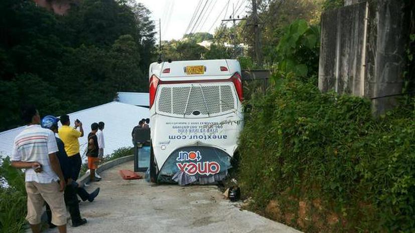 В Таиланде перевернулся автобус с туристами, по меньшей мере 25 россиян пострадали