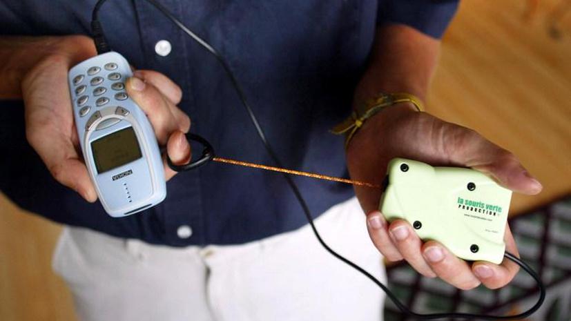 Учёные изобрели технологию для зарядки телефона мочой