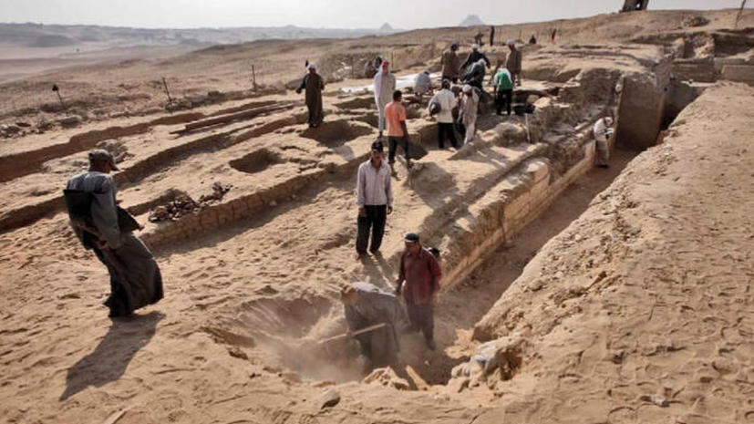 Чешские археологи нашли в песках Египта могилу главного врача