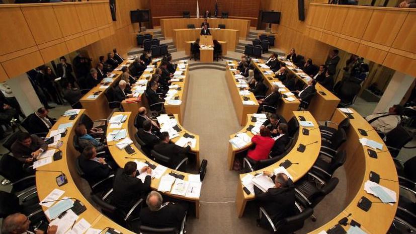 Парламент Кипра устроил перерыв в ожидании новостей из Брюсселя