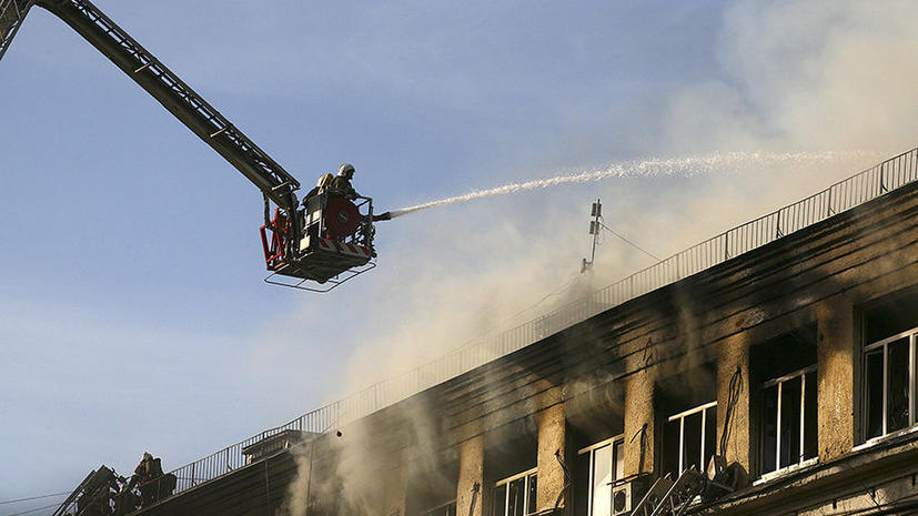 В Санкт-Петербурге горит дом, площадь пожара составила 1,5 тыс. кв. м