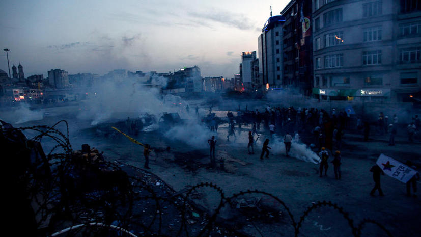 Турецкие протестующие утверждают, что «коктейли Молотова» бросал полицейский в штатском