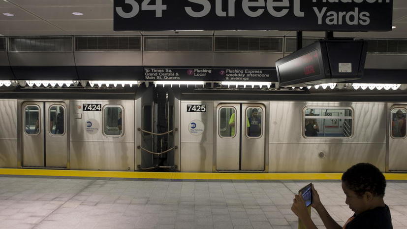 Пассажиров метро Нью-Йорка возмутили рекламные нацистские символы и японские флаги