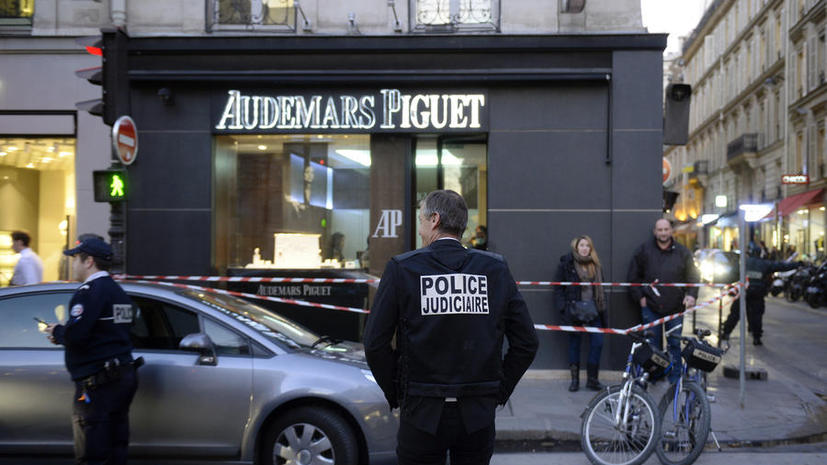 Налётчики вынесли из ювелирного магазина в Париже часов на €800 тыс.