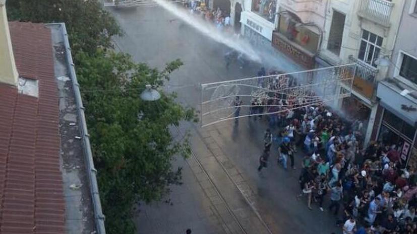 В парке Гези полиция вновь разгонала митингующих слезоточивым газом и водомётами