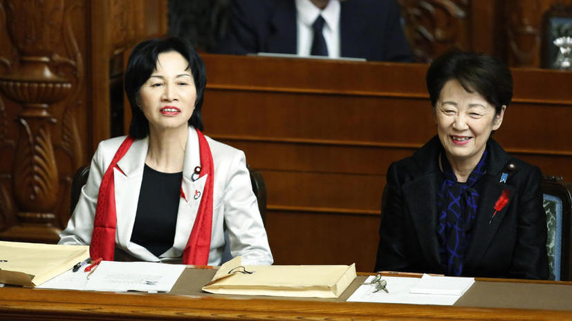 Дискуссия в парламенте Японии из-за шарфа красного цвета министра юстиции —РТ на русском