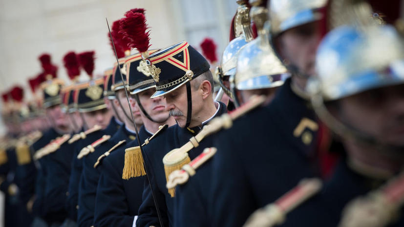 Франция экономит на безопасности первых лиц: правительство сокращает гвардейцев элитного полка