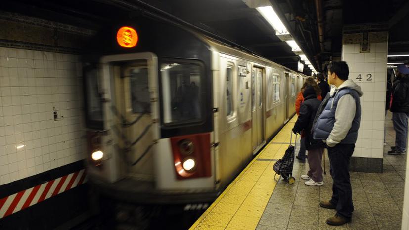 Полиция Нью-Йорка арестовала девушку, столкнувшую мужчину под поезд метро