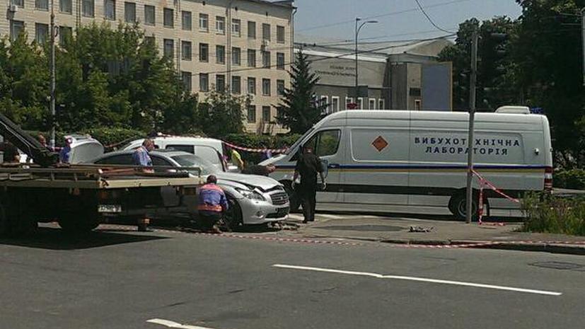 В центре Киева взорвался автомобиль, пострадал водитель