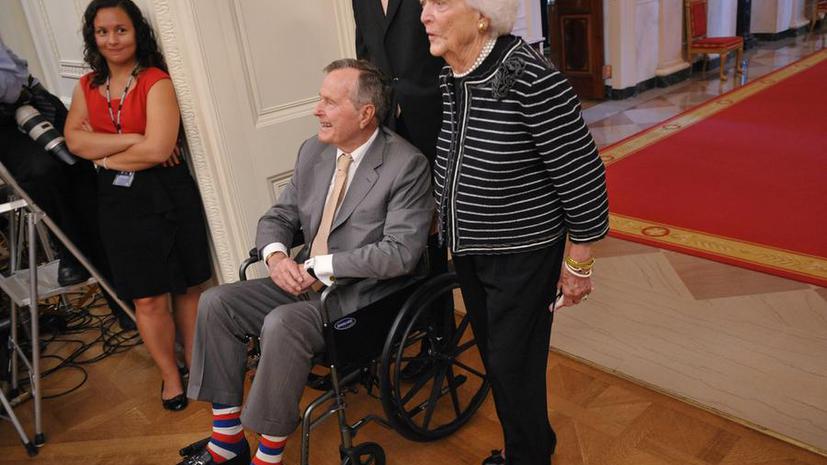 Скажем нет скучным носкам: Буша-старшего передразнили в день рождения