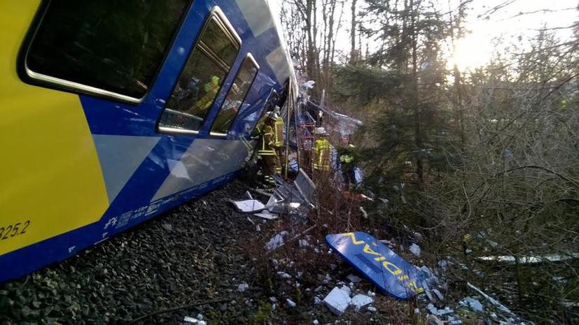 Два пассажирских поезда столкнулись в Баварии, есть погибшие, более 150 человек пострадали