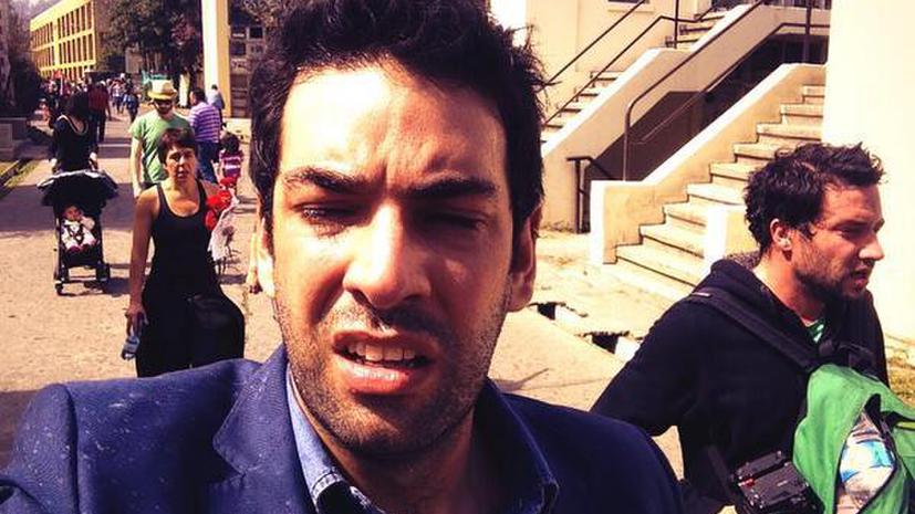 Корреспонденты RT попали под обстрел слезоточивым газом в Чили