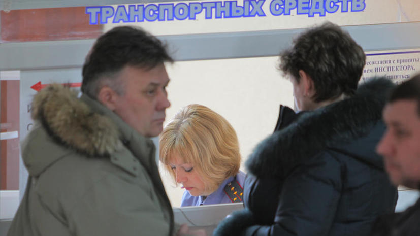 Девушки-консультанты в красных жилетах пополнили ряды сотрудников ГИБДД Москвы