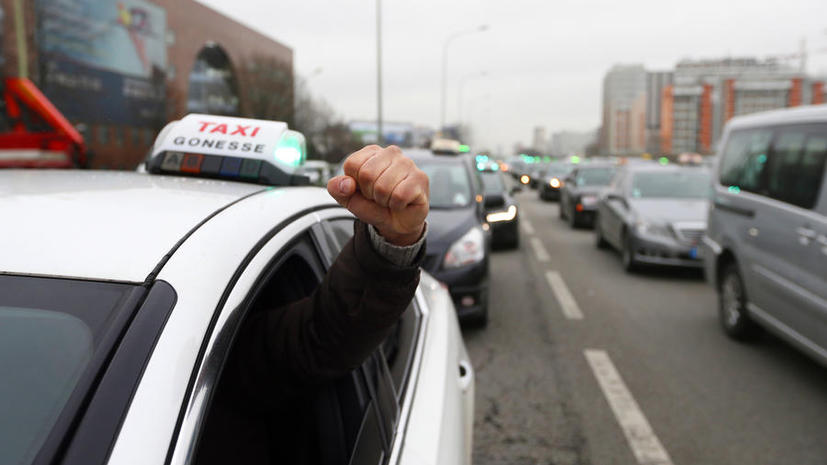 Парижские таксисты выступили против новых технологий и конкуренции