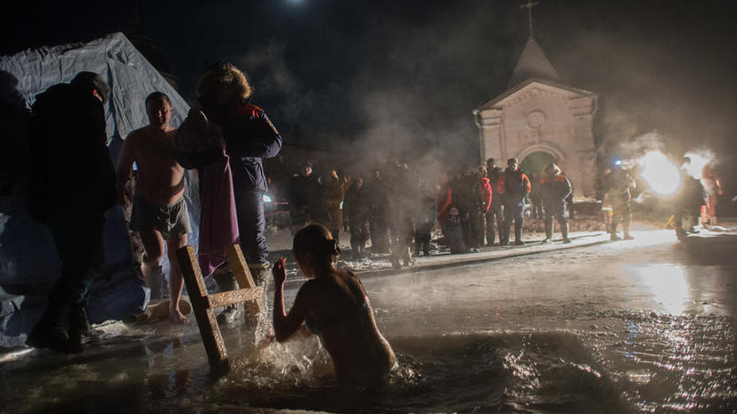 В России прошли крещенские купания