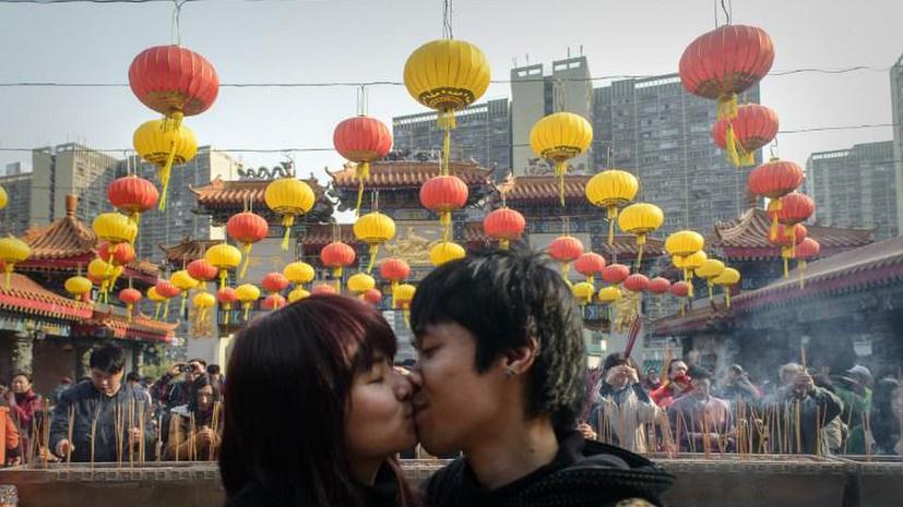 Одинокие китайцы выкупили билеты на нечётные места в кино, чтобы помешать влюблённым сидеть вместе