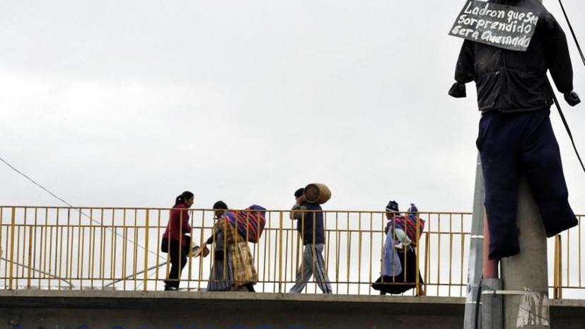 Бездействие полицейских заставляет боливийцев вершить самосуд