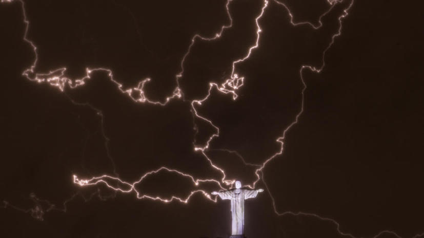 Молния повредила статую Иисуса Христа в Рио-де-Жанейро