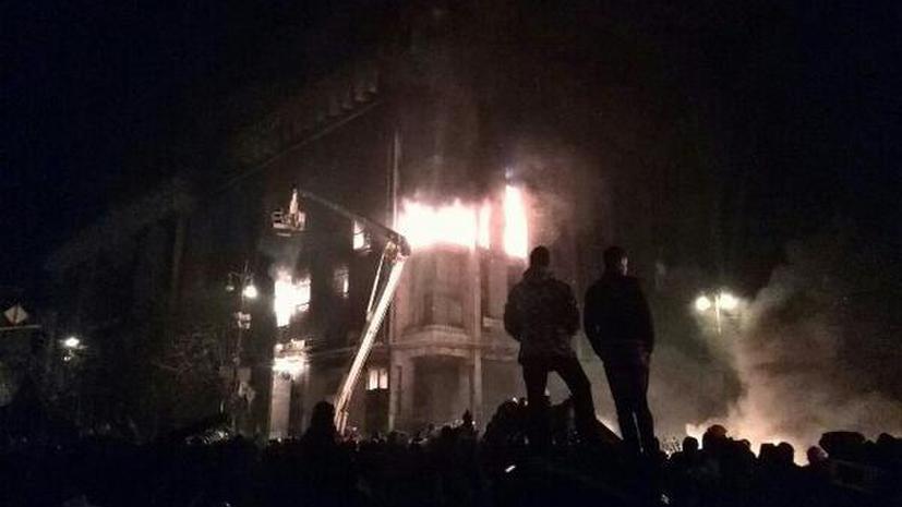 Пожарные спасли 40 человек из горящего Дома профсоюзов