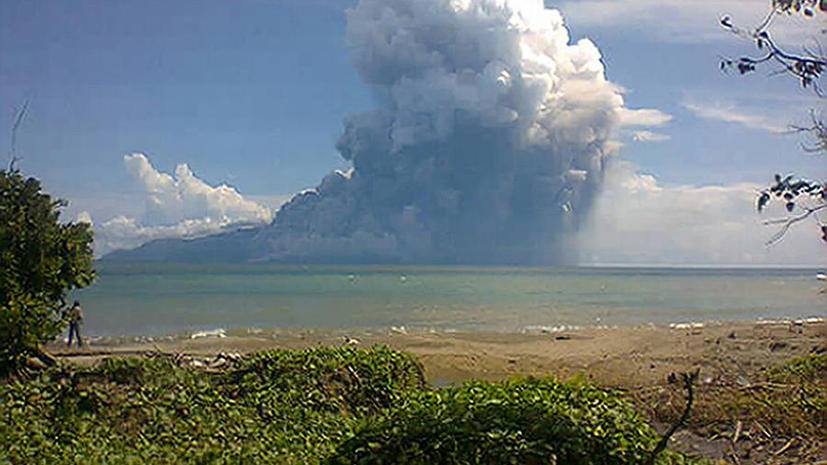 Шесть человек погибли в результате извержения вулкана в Индонезии
