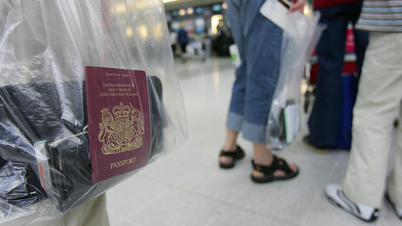 Полмиллиона британцев не могут отправиться в отпуск из-за нерасторопности властей