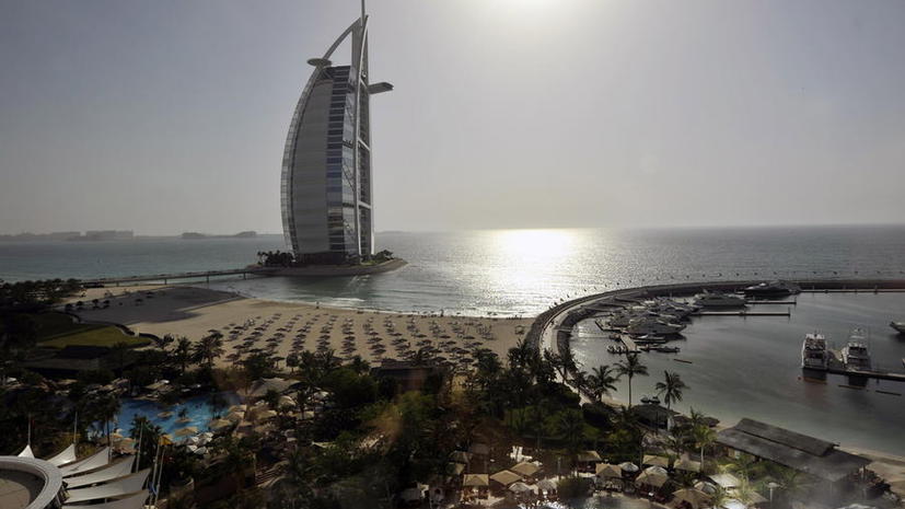 Люксовый отель в ОАЭ встречает гостей золотыми планшетами